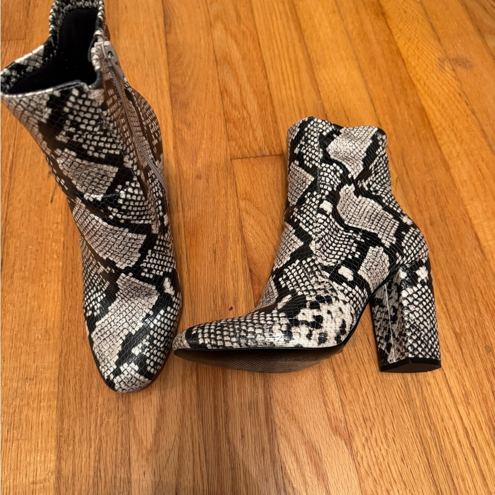 Snakeskin print ankle boots Women’s 7